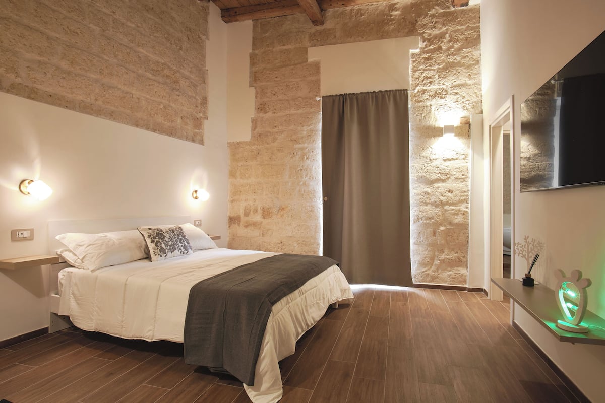 Deluxe Room, 1 King Bed, Private Bathroom, Courtyard View | Soundproofing, free WiFi, bed sheets