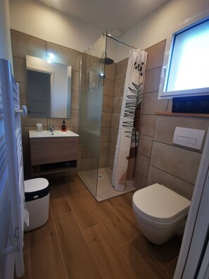 Dusj, hårføner, håndklær og toalettpapir