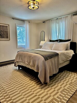 4 bedrooms, iron/ironing board, WiFi, bed sheets