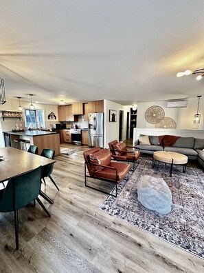 TV connectée, cheminée, espaces bureaux, imprimantes