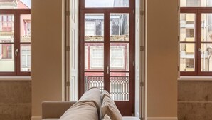Ein Zimmer mit einem Bett, einem Fenster und einer Tür.