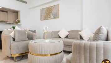 Appartement Luxe, vue ville | Coin séjour | TV connectée de 65 pouces avec chaînes par câble