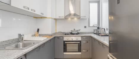 Apartamento superluxo, vista para a cidade | Cozinha privada | Geladeira grande, micro-ondas, fogão, cooktop