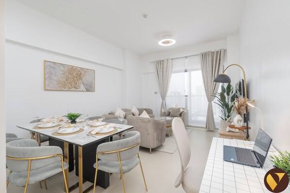 Appartement Luxe, vue ville | Restauration dans la chambre