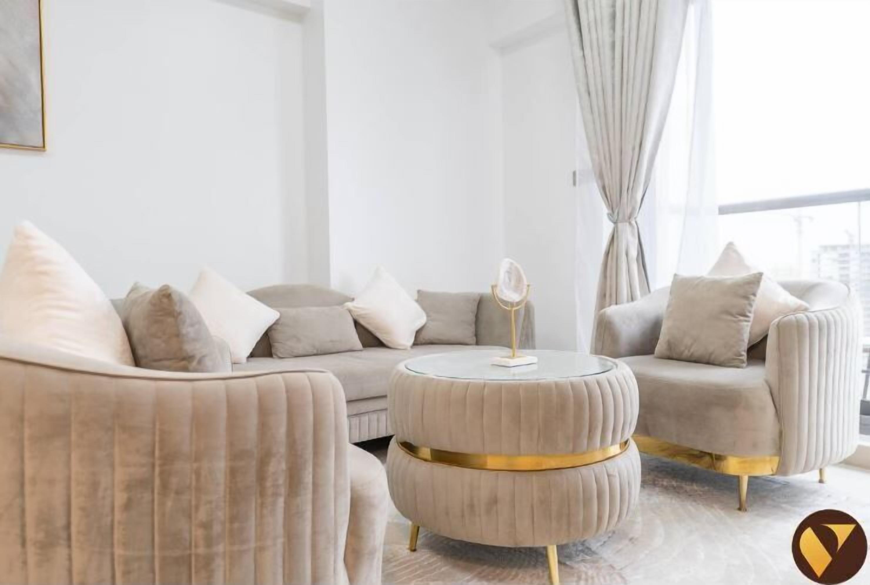 Luksushuoneisto, kaupunkinäköala | Oleskelualue | 65–tuumainen äly-TV, jossa kaapelikanavat