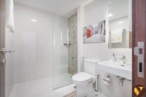 Luxury Apartment, City View | Bathroom | Free toiletries, hair dryer, towels, soap