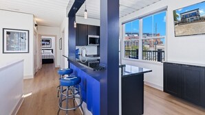 Una cocina moderna con barra, zona de comedor y vistas a la ciudad.