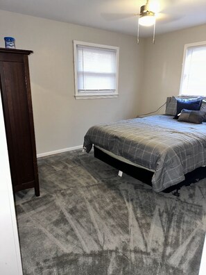 4 bedrooms, iron/ironing board, WiFi, bed sheets