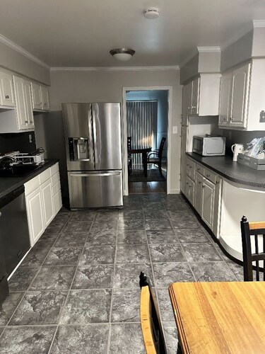 Spacious 4-bedroom house in nice Oxon Hill with WiFi, fitness room