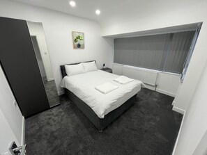 House | 4 bedrooms, iron/ironing board, free WiFi, bed sheets - Spacious 4 Bed Home - Sleeps 7, Garden & Parking (Birmingham)