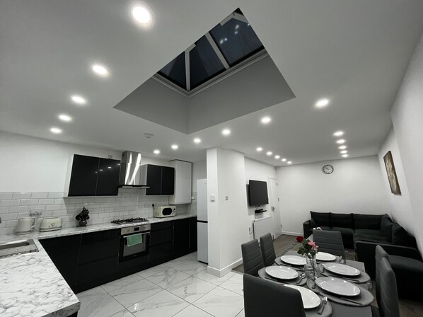 House | Private kitchen | Fridge, microwave, oven, stovetop - Spacious 4 Bed Home - Sleeps 7, Garden & Parking (Birmingham)