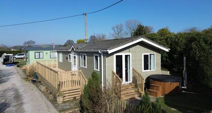 Cosy Newlands Lodge With Wood Fired Hot Tub