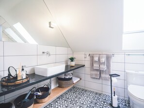 Douche, sèche-cheveux, savon, papier toilette