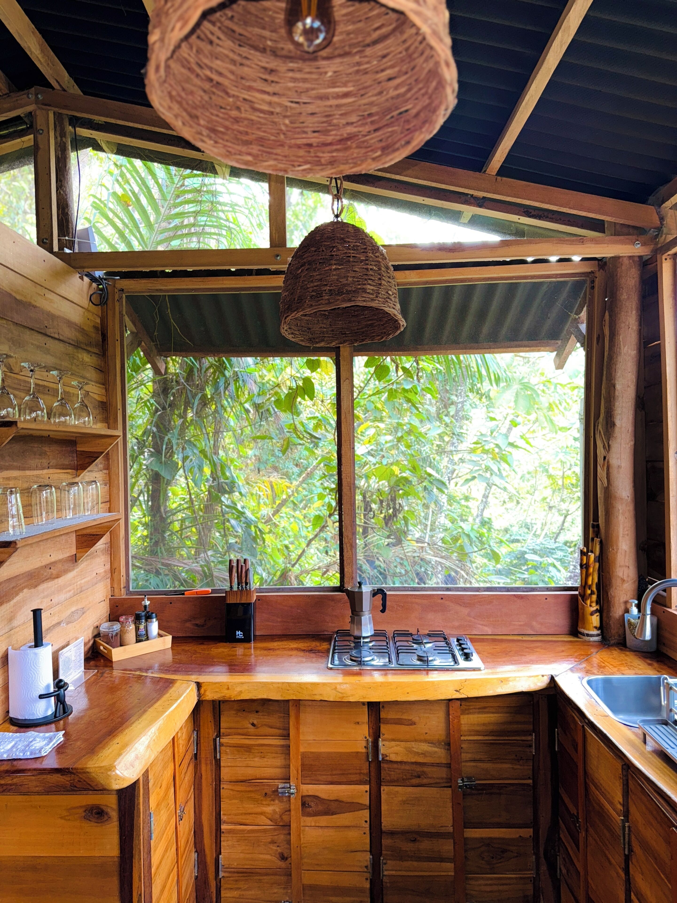 Refrigerador con congelador, parrilla de estufa y utensilios de cocina 