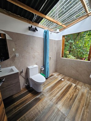 Sèche-cheveux, serviettes fournies, savon, shampoing