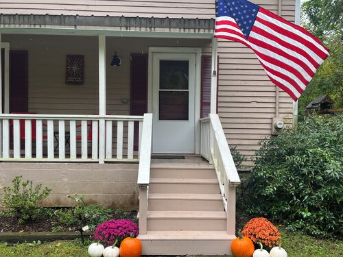 Charming 2-bedroom cottage w WiFi, AC in tranquil Syria w deck sounds Rose River