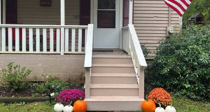 Charming 2-bedroom cottage w WiFi, AC in tranquil Syria w deck sounds Rose River