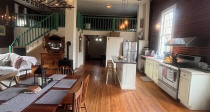 Charming 2-bedroom cottage w WiFi, AC in tranquil Syria w deck sounds Rose River