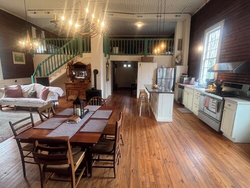 Charming 2-bedroom cottage w WiFi, AC in tranquil Syria w deck sounds Rose River