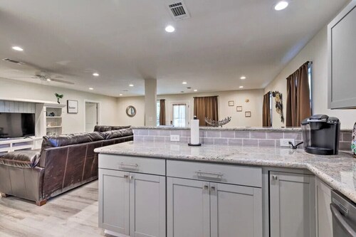 Spacious 4-bedroom house with WiFi, AC in amazing Gulfport 1/2 Mile from Beach