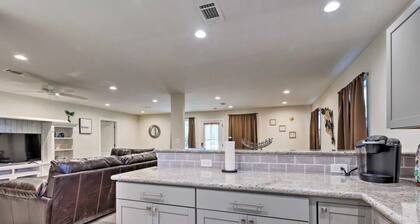 Spacious 4-bedroom house with WiFi, AC in amazing Gulfport 1/2 Mile from Beach