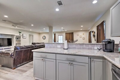 Spacious 4-bedroom house with WiFi, AC in amazing Gulfport 1/2 Mile from Beach