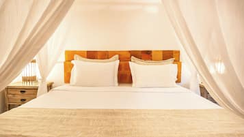 Minibar, cortinas blackout, tabla de planchar con plancha y wifi gratis