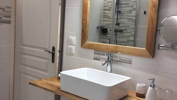 SĂšche-cheveux, serviettes fournies, savon, papier toilette