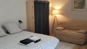 1 bedroom, desk, WiFi, bed sheets