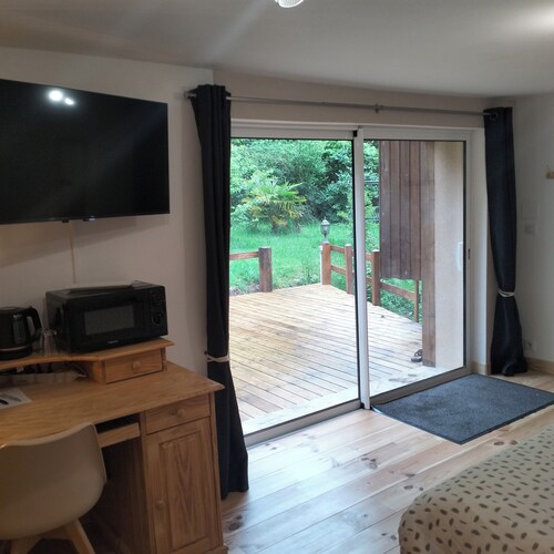 15 mns from the martyred village of Oradour, independent guest rooms in a quiet location.