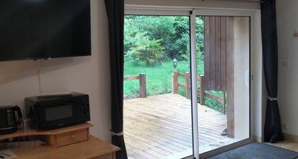 15 mns from the martyred village of Oradour, independent guest rooms in a quiet location.