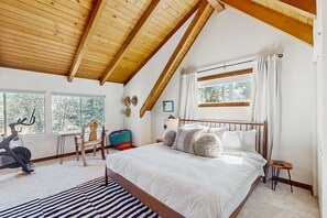 3 bedrooms, internet, bed sheets - Charming, Newly renovated house near lake & hiking - w/ deck and forest views (Lake Arrowhead)