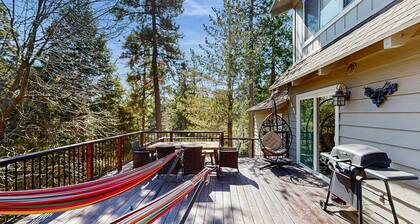 Charming, Newly renovated house near lake & hiking - w/ deck and forest views