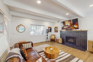 TV, fireplace - Charming, Newly renovated house near lake & hiking - w/ deck and forest views (Lake Arrowhead)