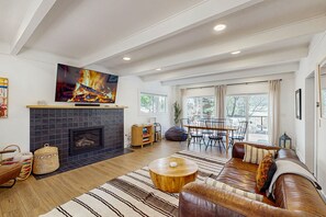 TV, fireplace - Charming, Newly renovated house near lake & hiking - w/ deck and forest views (Lake Arrowhead)