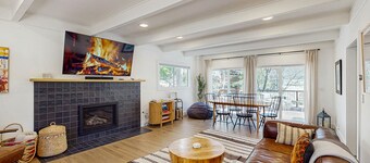 Charming, Newly renovated house near lake & hiking - w/ deck and forest views