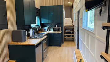 Mikroaaltouuni, liesi, astianpesukone