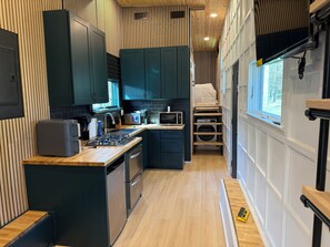 Microondas, placa de cocina y lavavajillas