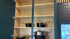 Keittiössä on sisäänrakennettu kaappi, leivänpaahdin ja ikkuna, josta avautuu näkymä puita kohden.