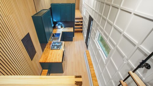 Charming Tiny Home with 1 bedroom and 2 lofts and WiFi, AC in wonderful Dallas.