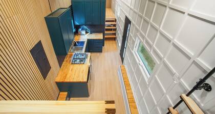 Charming Tiny Home with 1 bedroom and 2 lofts and WiFi, AC in wonderful Dallas.