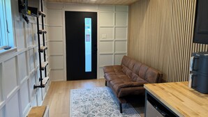 Moderni keittiö, jossa on puinen työtaso, sisäänrakennettu astianpesukone ja kahvinkeitin.