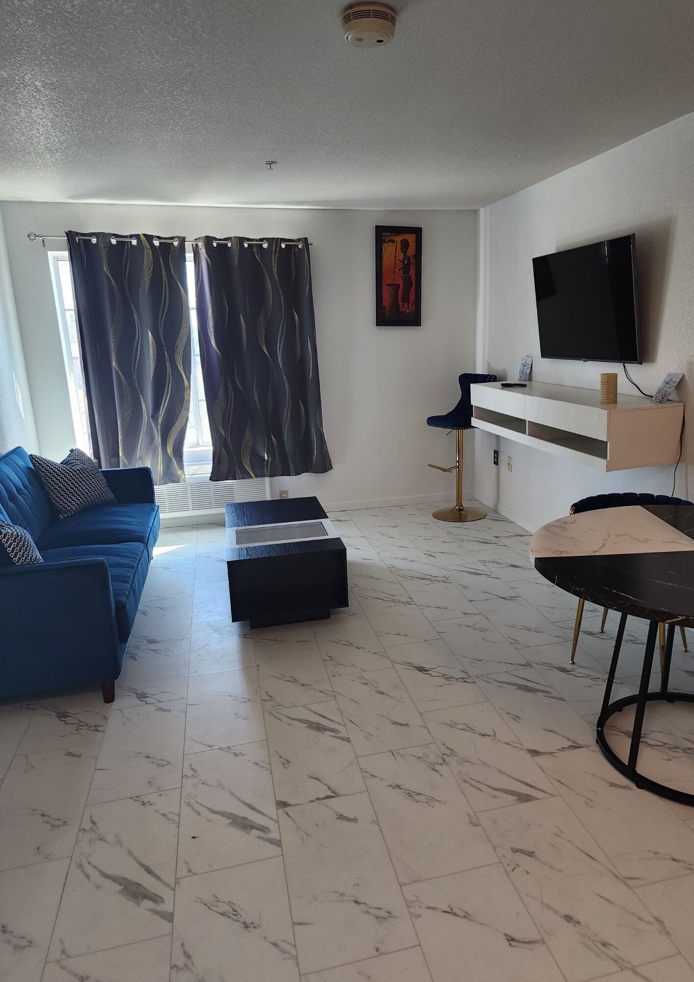 デスク、ノートパソコン用作業スペース、アイロン / アイロン台、ベッドシーツ