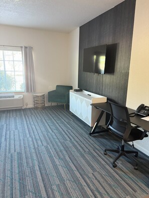 TV 40-inch có truyền hình cáp, màn hình máy tính, máy in 