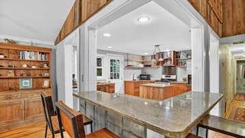 Kylskåp, mikrovågsugn, ugn och spishäll