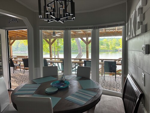 Boone Dockers-3 bed/2 bath lake front house with amazing views/lake access.
