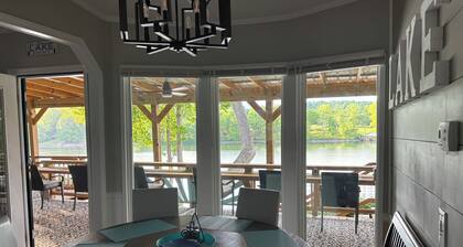 Boone Dockers-3 bed/2 bath lake front house with amazing views/lake access.