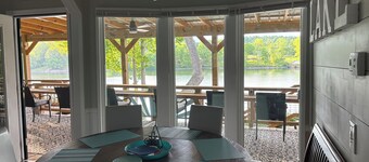 Boone Dockers-3 bed/2 bath lake front house with amazing views/lake access.