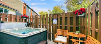 #1Downtown Spot | Walk to Beach, Hot Tub & Pets OK