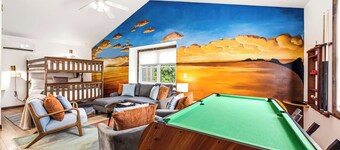 #1Downtown Spot | Walk to Beach, Hot Tub & Pets OK